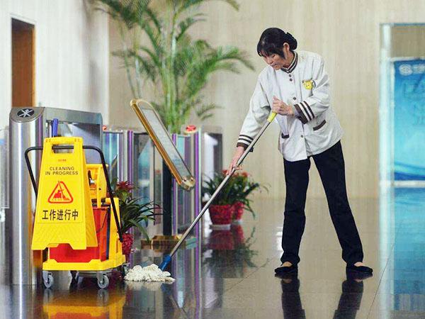為什么現(xiàn)在很多企業(yè)保潔選擇托管，而不是自招呢？